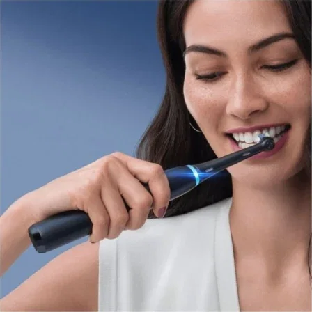 Oral-B iO Series 4 Dúo con funda, Negro y blanco